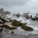 plongez au cœur du cambodge pour découvrir le conflit poignant entre le développement urbain symbolisé par les parpaings et la tradition maritime incarnée par les chalutiers, à travers un grand reportage captivant.