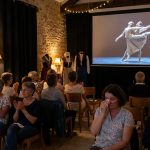 découvrez 'la beauté du geste', un documentaire diffusé à gannat qui célèbre la résilience et la passion du ballet royal à travers des images saisissantes et des témoignages inspirants.
