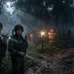 découvrez les tensions et l'insécurité persistantes à la frontière cambodgienne-thaïlandaise dans « la peur au cœur de la nuit », un reportage sur les défis et les enjeux locaux.