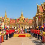 le cambodge célèbre avec éclat l'anniversaire de sa majesté le roi sihamoni, marquant cet événement royal par des festivités grandioses et des hommages nationaux.