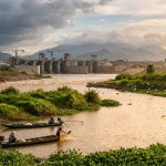 découvrez comment le mékong au cambodge symbolise à la fois des espoirs de prospérité économique et les risques environnementaux et sociaux qui menacent la région.