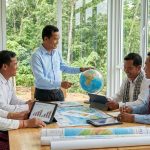 au cambodge, les enseignants s'engagent pleinement pour relever le défi climatique, en se formant et en sensibilisant les élèves aux enjeux environnementaux cruciaux.